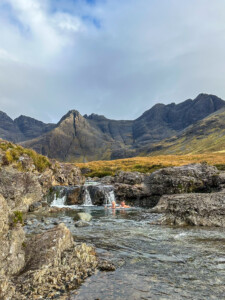 eestlased ujuvad Fairy Poolsis - Šotimaa loodusmatk