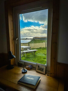 Vaade meie Šotimaa loodusmatka majutuse pisikesest aknast - Šotimaa loodusmatk