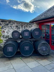 Erinevad tünnid viski hoidmiseks Torabhaig viskitehas - Šotimaa loodusmatk