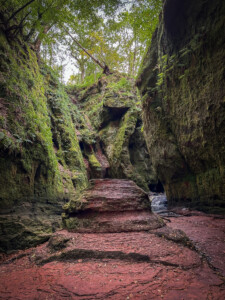 Devils pulpit punane kuradikantsel - Šotimaa loodusmatk