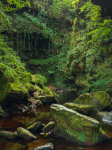 rohelusse mattuv Devils pulpit - Šotimaa loodusmatk