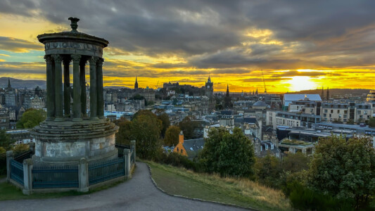 Päikeseloojanguvaade Edinburghi vanalinnale - Šotimaa loodusmatk