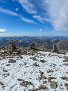 Ben Nevise tipus lähevad lume- ja udumajakad eriti tihedaks. Šotimaa loodusmatk - Põhja-Šoti mägismaa reis, aprill 2025