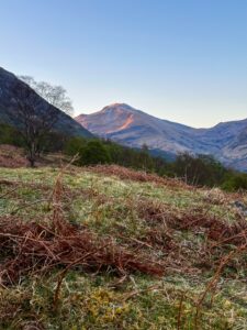 Ben Nevise tipumatk, esimesed päikesekiired kella 6 paiku. Šotimaa loodusmatk - Põhja-Šoti mägismaa reis, aprill 2025