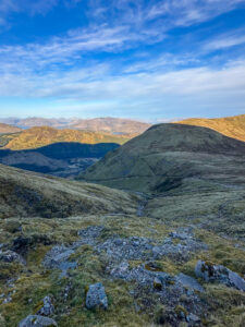 Ben Nevise matk, all orus paistab meie algus Glen Nevis. Šotimaa loodusmatk - Põhja-Šoti mägismaa reis, aprill 2025