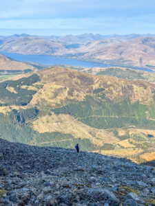 Ben Nevise matk, taamal Kaledoonia kanal. Šotimaa loodusmatk - Põhja-Šoti mägismaa reis, aprill 2025