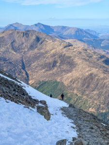 1km peal oli esimene lumi Ben Nevise mäel. Šotimaa loodusmatk - Põhja-Šoti mägismaa reis, aprill 2025