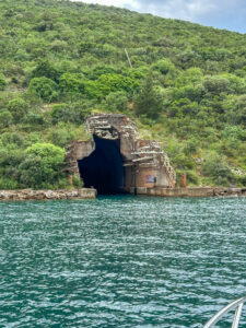 Montenegro reis ja loodusmatk - Kotori laht allveelaeva tunnel