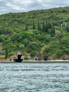 Montenegro reis ja loodusmatk - Kotori laht allveelaeva tunnel