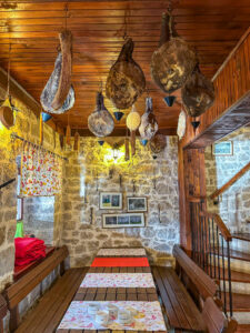 Montenegro reis ja loodusmatk - Njeguši küla