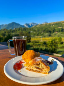 Hommikusöök mägedes - Montenegro reis ja loodusmatk - sept'25