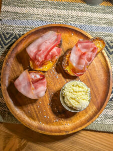 Ahjukartul Njeguši suitsusingi ja kajmakiga - Montenegro reis ja loodusmatk