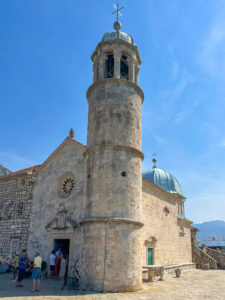 Kunstsaarel asuva Jumalaema kiriku kellatorn - Montenegro reis ja loodusmatk