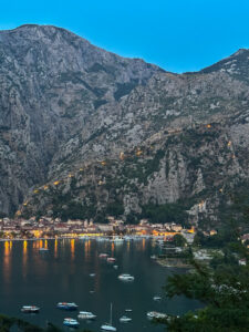 Õhtune vaade Kotori vanalinnale ja kuulsale linnamüürile - Montenegro reis ja loodusmatk