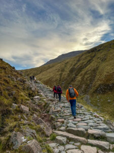 Ben Nevise matkarada algab kiviastmetega. Šotimaa loodusmatk - Põhja-Šoti mägismaa reis, september 2024